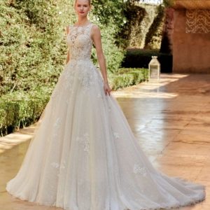 Bröllopsklänning i spets, knappdesign bak, långt släp med förstärkta kanter av märket Demetrios.