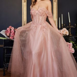 Glittrig rosa A-linje balklänning med off-shoulder korsett i spets med blomsterbroderi och vacker kjol av märket Cinderella