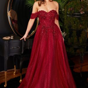 Glittrig burgundy A-linje balklänning med off-shoulder korsett i spets med blomsterbroderi och vacker kjol av märket Cinderella
