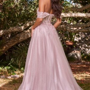 Glittrig mauve A-linje balklänning med off-shoulder korsett i spets med blomsterbroderi och vacker kjol av märket Cinderella