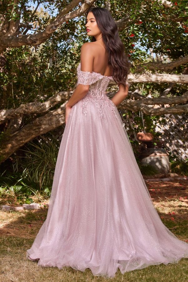 Glittrig mauve A-linje balklänning med off-shoulder korsett i spets med blomsterbroderi och vacker kjol av märket Cinderella
