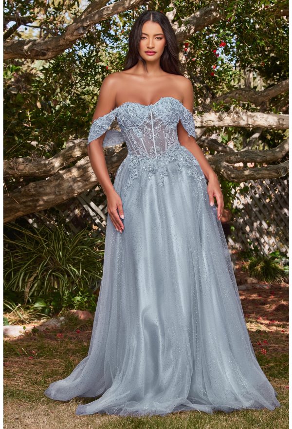 Glittrig blå A-linje balklänning med off-shoulder korsett i spets med blomsterbroderi och vacker kjol av märket Cinderella