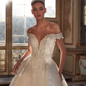 Glittrig prinsses bröllopsklänning i spets med blomsterbroderi, off shoulder med v-ringad korsett och stor kjol i tyll med court släp av märket Pronovias.