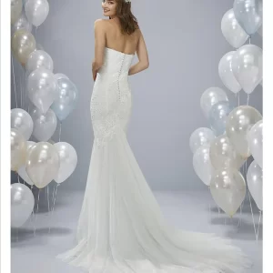 Bröllopsklänning i spets, mermaid design med chiffong kjol, broderade 3d blommor, ringning och knappdetaljer av märket White One.