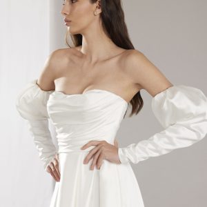 Bröllopsklänning Ellison i satin med axelbandslös design, sweetheart-urringning och hög slits – modern och elegant siluett.