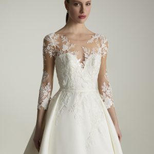 Brud i Riveres brudklänning från Pronovias med off-shoulder urringning och figurnära siluett i mikado-tyg.